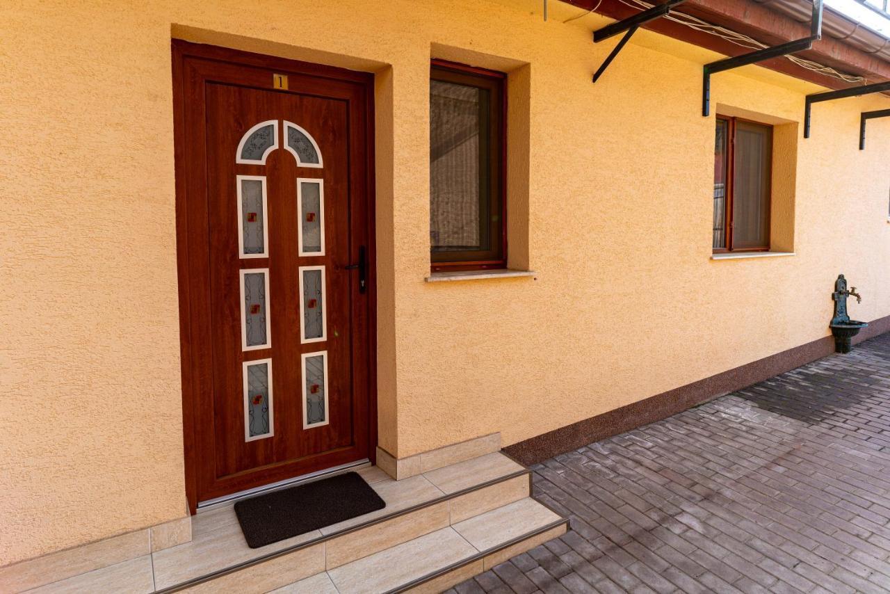 La Bebe 1 Bed Hotell Hunedoara Eksteriør bilde